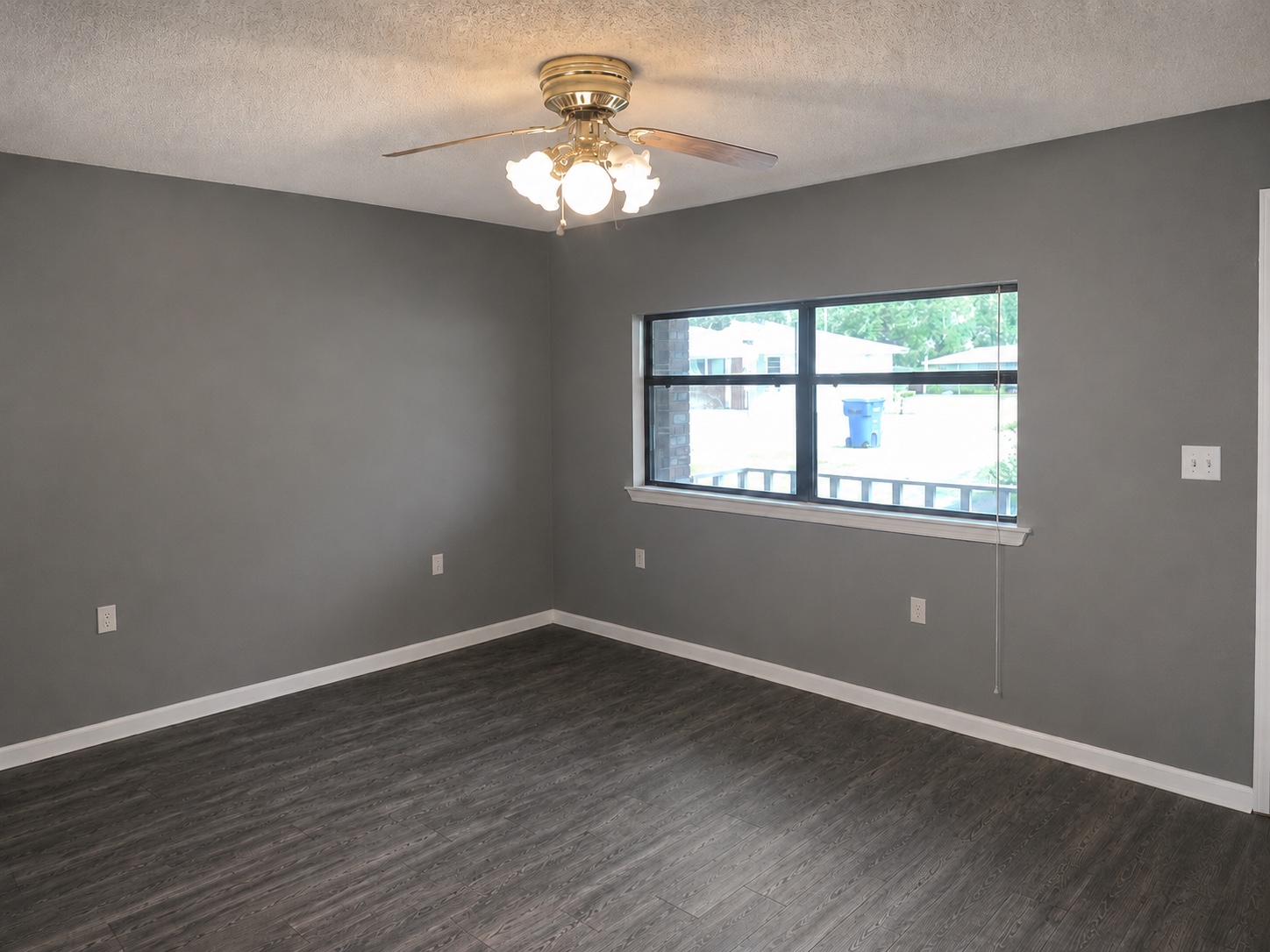 100 E Scott St interior room