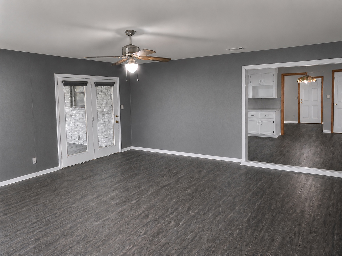 100 E Scott St family room