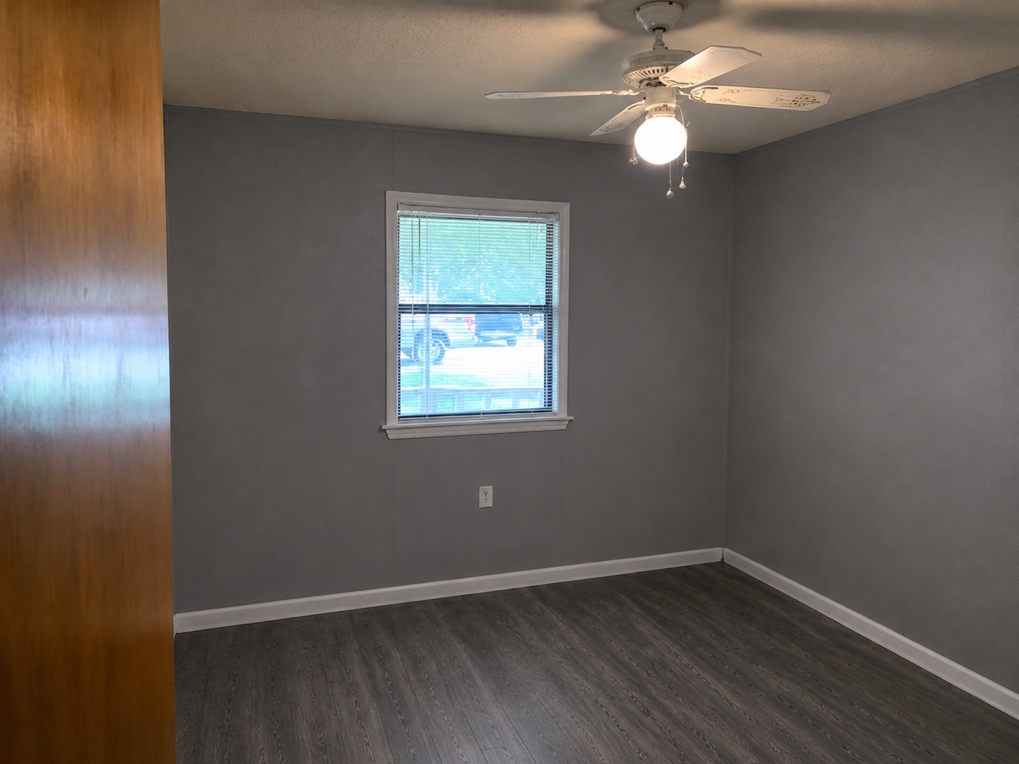 100 E Scott St bedroom