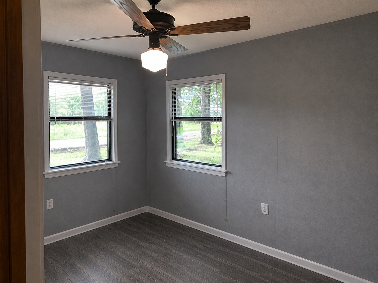 100 E Scott St bedroom