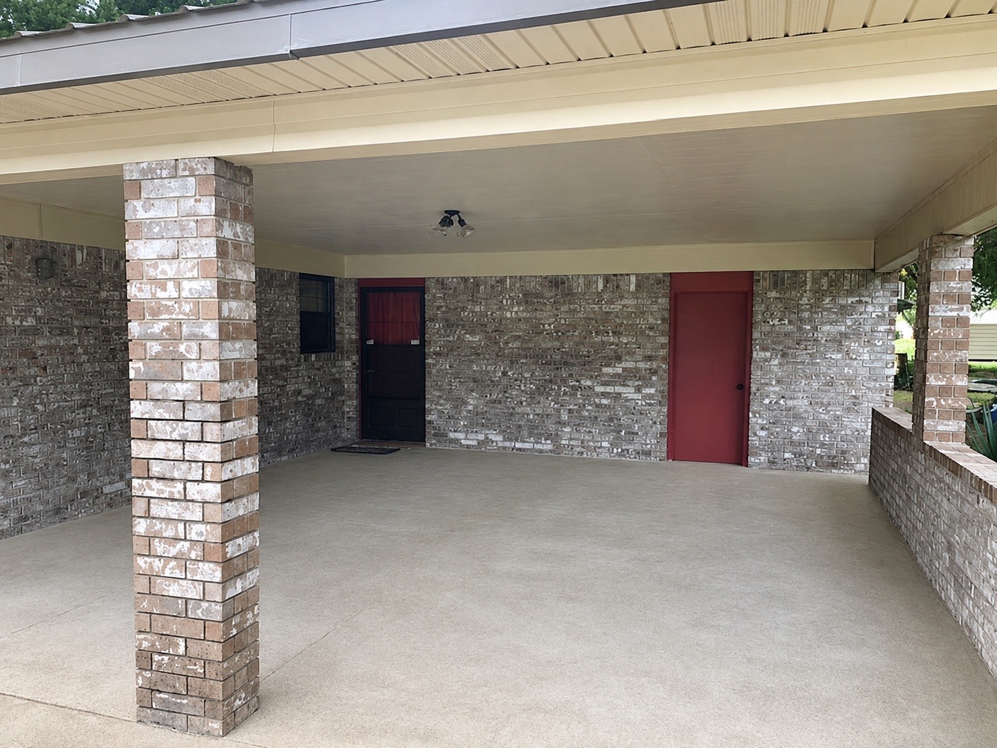 100 E Scott St covered patio