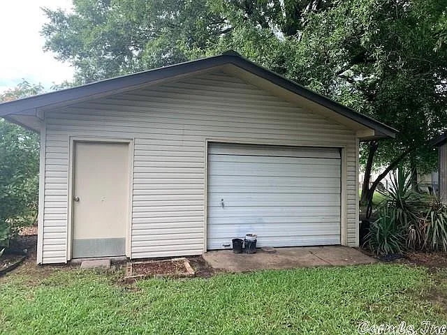 100 E Scott St detached shop