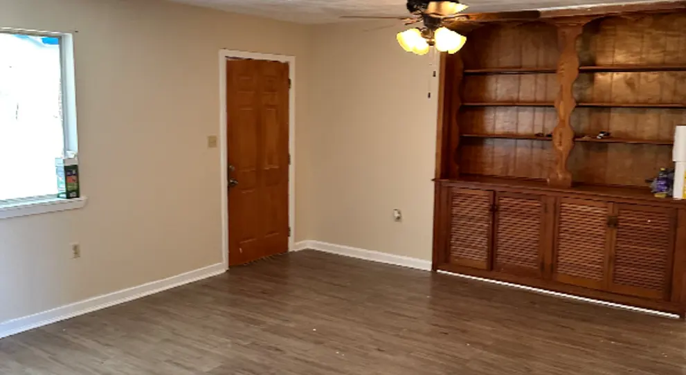 103 E Scott St living area