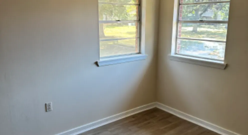 103 E Scott St bedroom