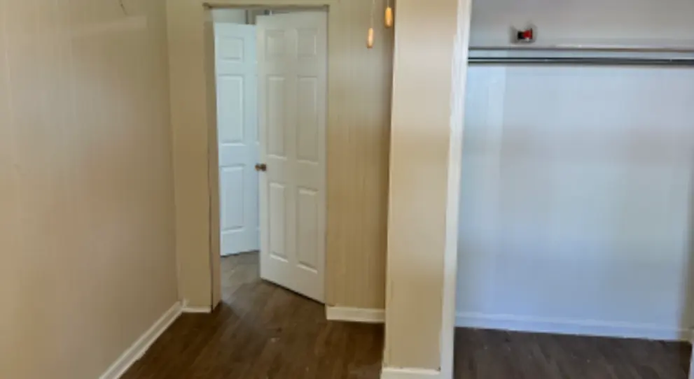 103 E Scott St hallway