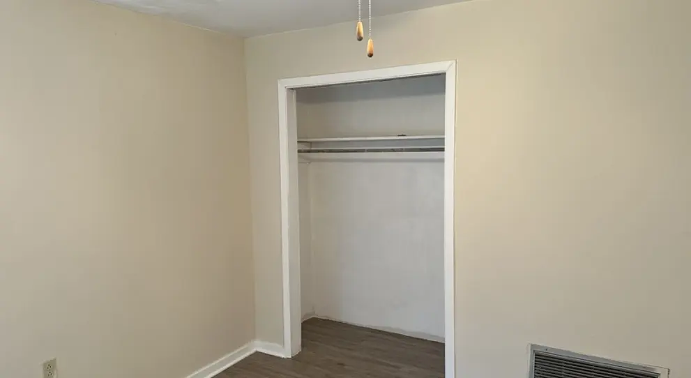 103 E Scott St bedroom